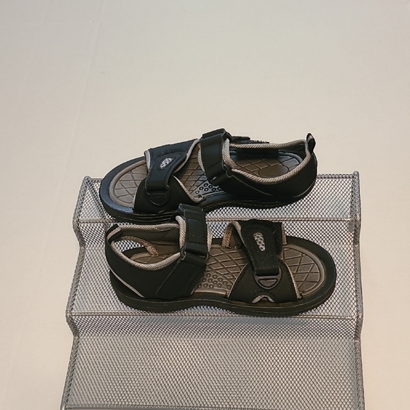 Kids Black and Gray Sandals Size 11/12 EUC Easy Open And Close Straps - Picture 4 of 10